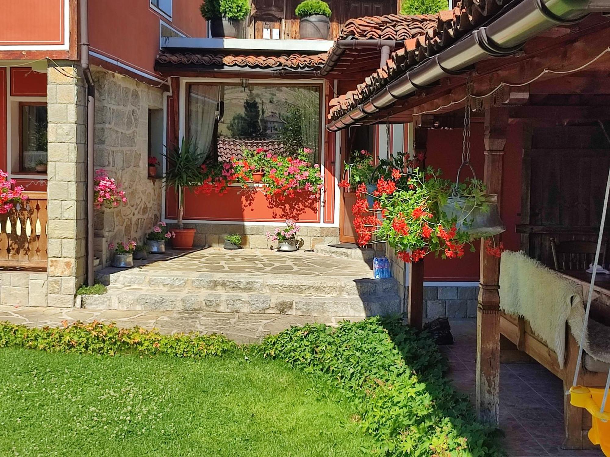 Hotel Радкината Къща Kopriwschtiza Exterior foto